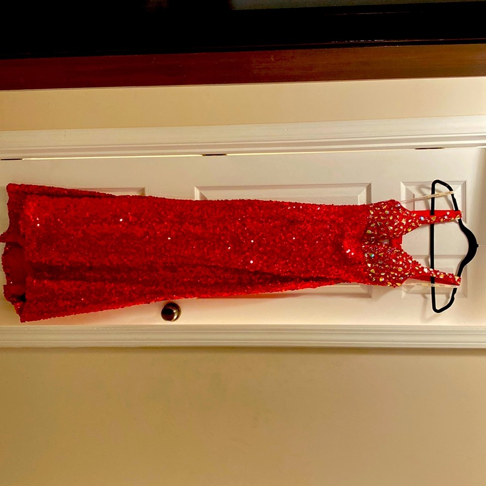 A pop of color red Studio 17 dress. Size 6. Absolutely stunning on.
